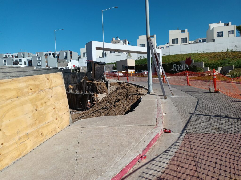 Colapsa muro de contención por deslizamiento de tierra en La Rioja