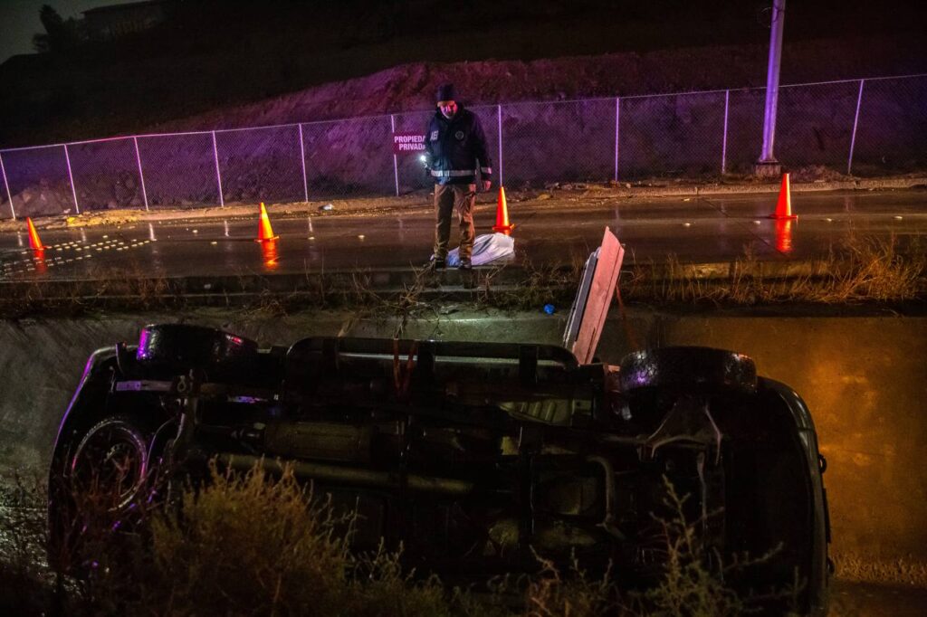 Muere Conductor Al Volcarse En Canal Pluvial ESQUINA 32