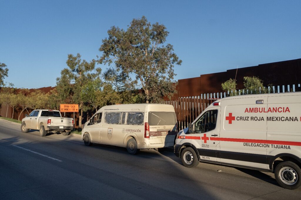 Mujer Rusa Cae Al Intentar Cruzar Muro Fronterizo Esquina