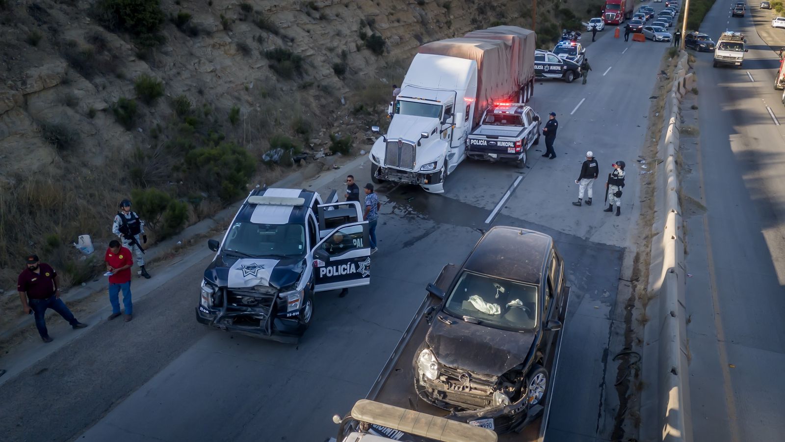 Tráiler embiste patrullas de Tijuana en reten del Bulevar 2000 ESQUINA 32