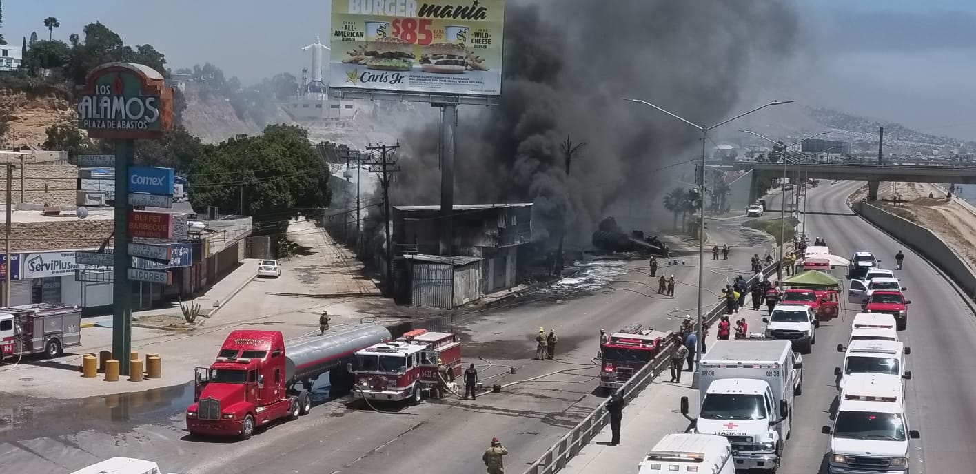 Pipa de gasolina se volcó y explotó en blvd. Insurgentes – ESQUINA 32