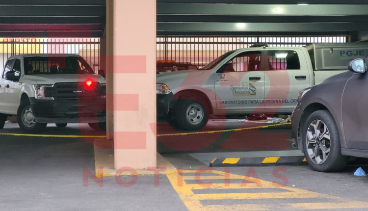 Olores fétidos emanaban de un vehículo abandonado en el estacionamiento de Calimax Soler