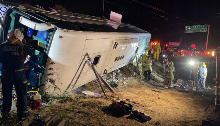 Vuelca Camión en Rosarito (1)