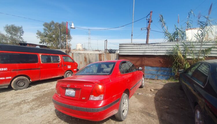 colonia La Campiña, carros, taxi rojo