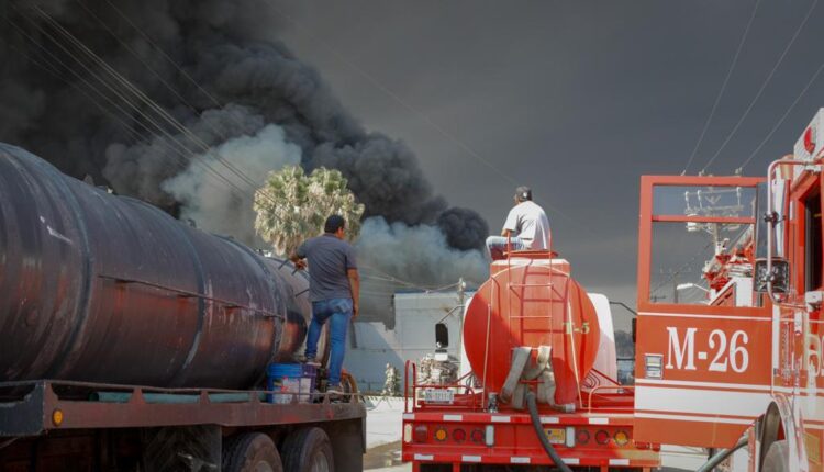 Incendio fábrica de colchones Calinor, Bomberos1