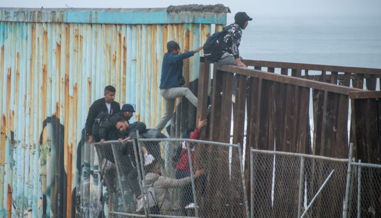 Migrantes, muro fronterizo, Playas de Tijuana