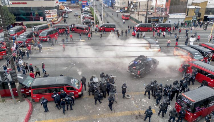 Manifestación, enfrentamiento, transportistas, taxis Rojo con Negro