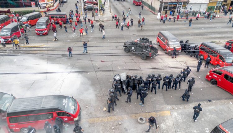 Manifestación, enfrentamiento, transportistas, taxis Rojo con Negro1