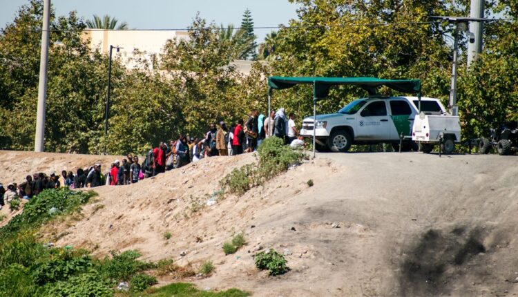 Migrantes canalización Río Tijuana 11