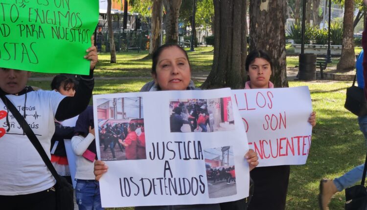 Manifestación, mujeres, taxista Rojo y Negro