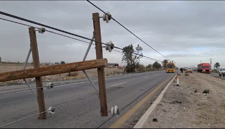 Caída de poste de luz Mexicali 1