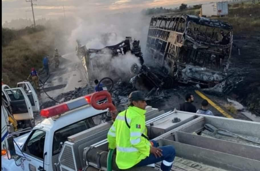 Camión De Pasajeros Se Impacta E Incendia En Carretera De Sinaloa