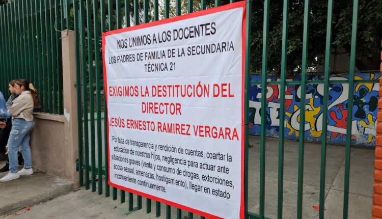 Secundaria 21, Pórticos del Lago4