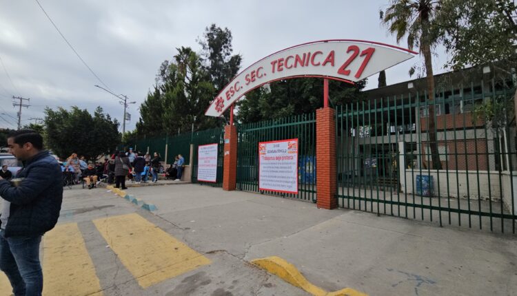 Secundaria 21, Pórticos del Lago6