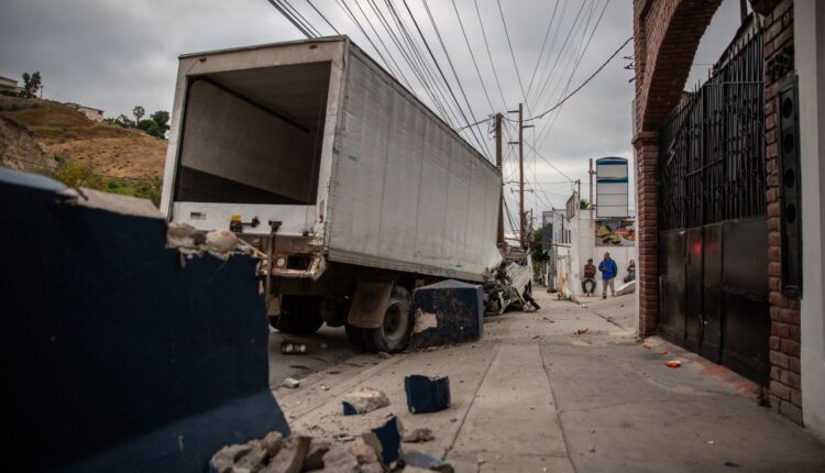 Choque tráiler bulevar Fundadores 1