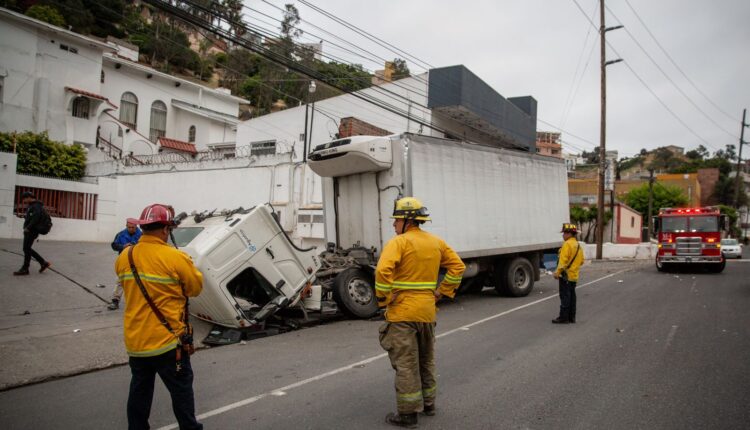 Choque tráiler bulevar Fundadores 2