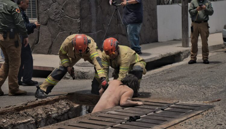 Persona situación de calle alcantarilla