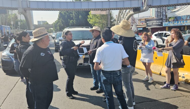 Maestros cierran Garita San Ysidro 3