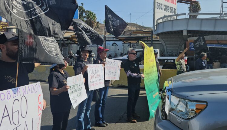 Maestros cierran Garita San Ysidro