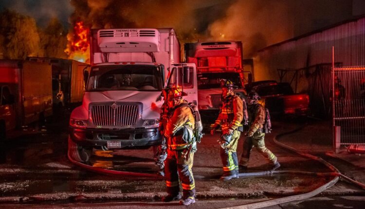 Incendio tractocamiones Vía Rápida 2