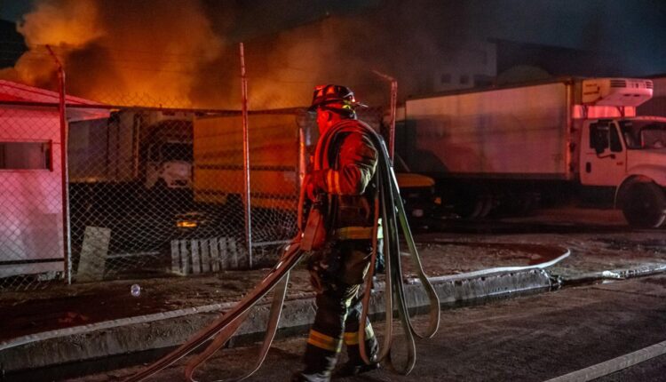 Incendio tractocamiones Vía Rápida