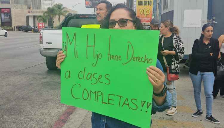 Manifestación padres de familia Poli 1