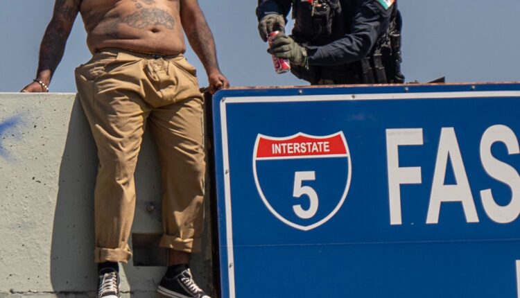 Policías salvan hombre Puente México 1