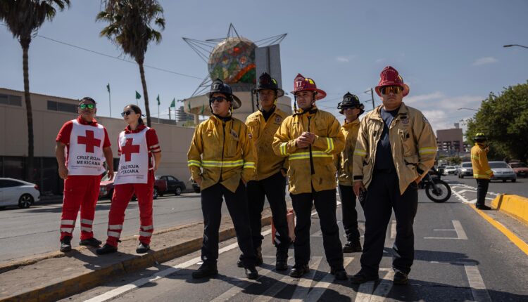 Policías salvan hombre Puente México 2