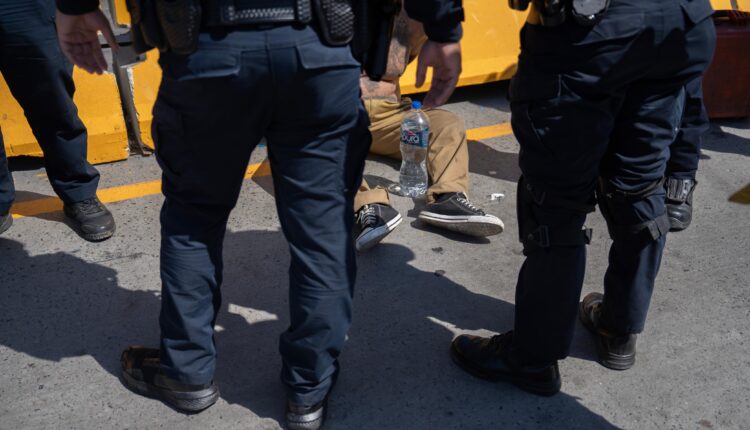 Policías salvan hombre Puente México 3