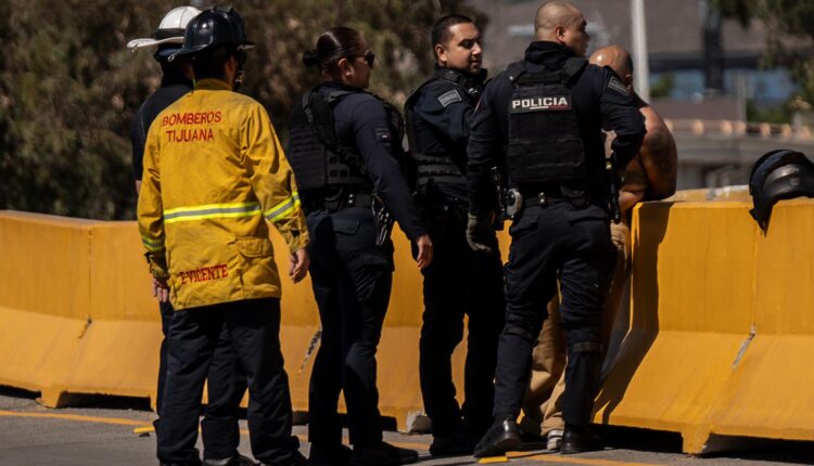 Policías salvan hombre Puente México 4