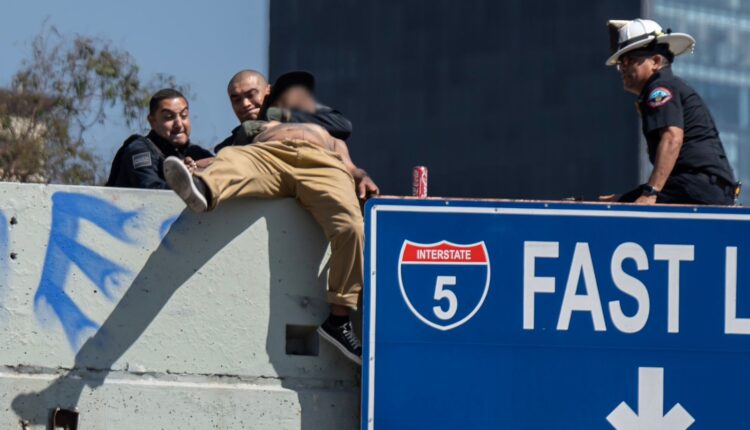 Policías salvan hombre Puente México 6