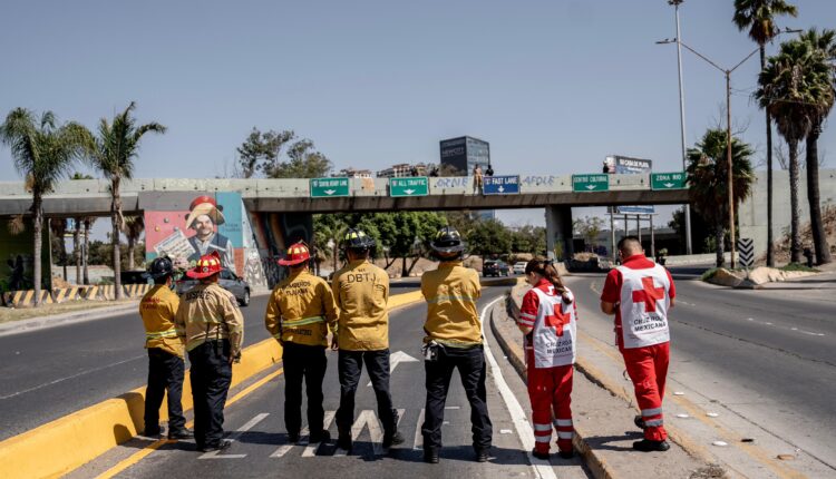 Policías salvan hombre Puente México 8