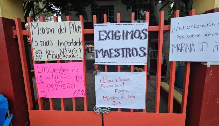 Protesta falta de maestros 1