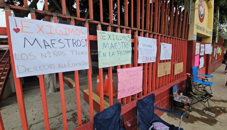 Protesta falta de maestros