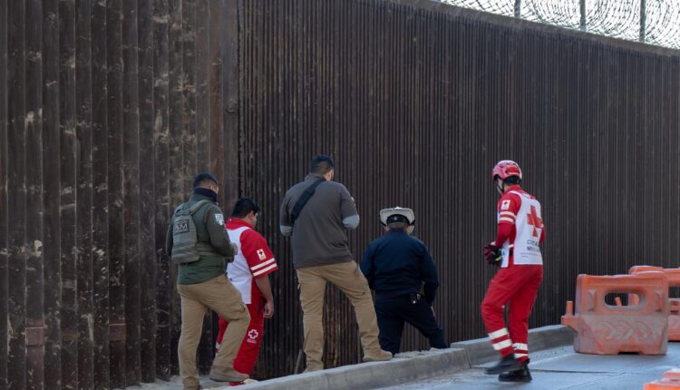 Mujer cayó muro 1