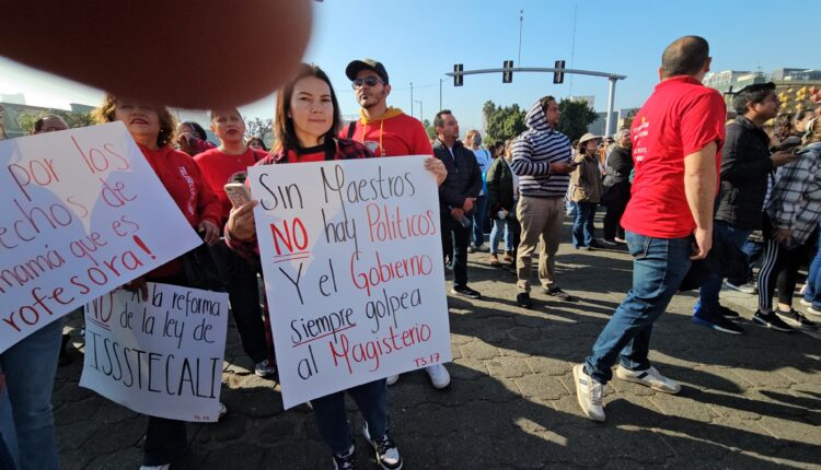 Manifestación Issstecali 4