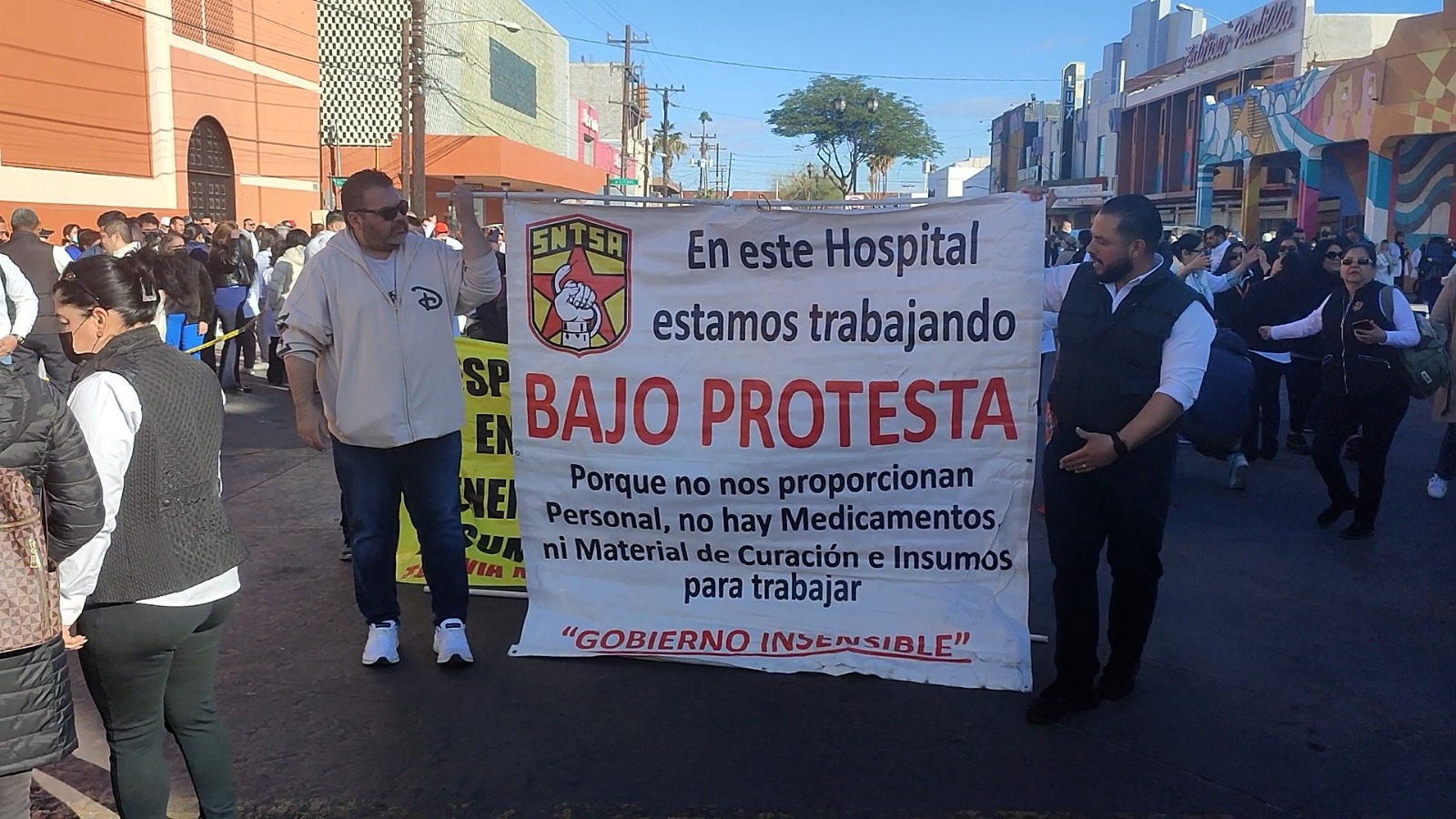 Trabajadores de la salud marchan para exigir se paguen sus prestaciones ...