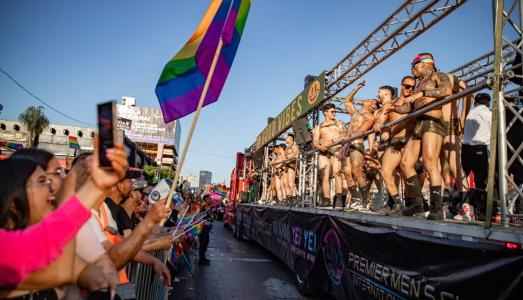 Miles participaron en la marcha del orgullo 2025 y vistieron de colores ...