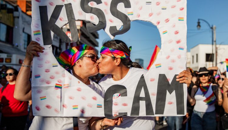 Miles participaron en la marcha del orgullo 2025 y vistieron de colores ...