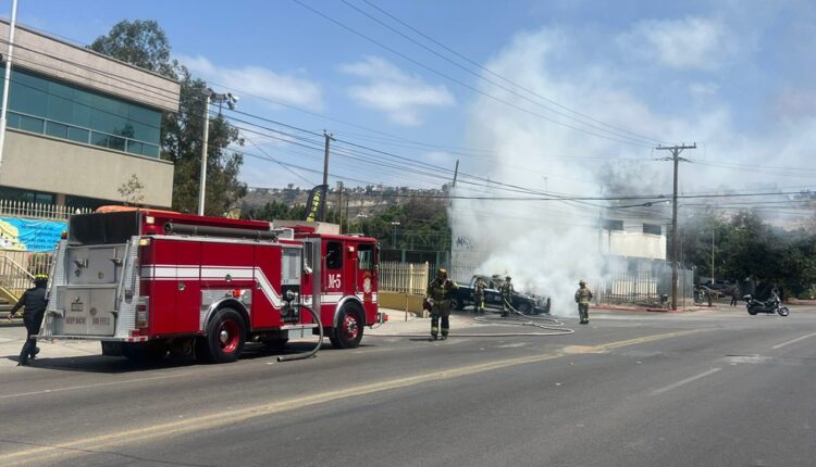 Se incendia patrulla en Tijuana por una falla mecánica - ESQUINA 32