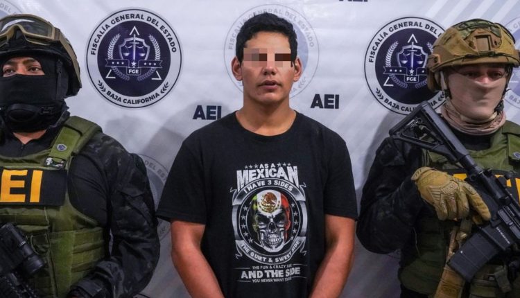 Sujeto detenido y dos soldados en sus costados.