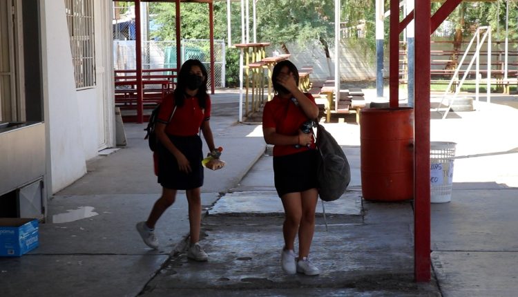 Estudiantes con mochilas
