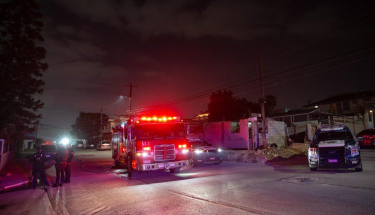 Un vehículo abandonado fue consumido por el fuego sobre las calles Mar Kara y Mar Báltico en la colonia Alemán